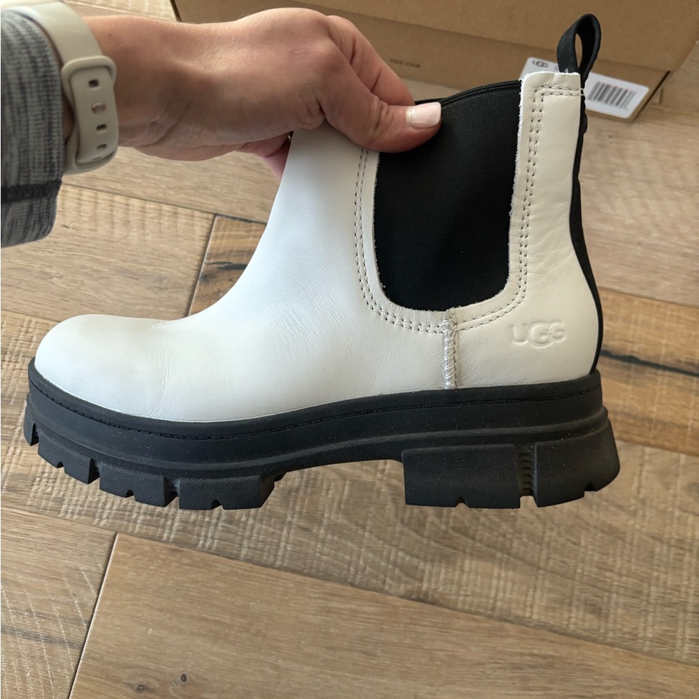 UGG Ashton Chelsea Boot